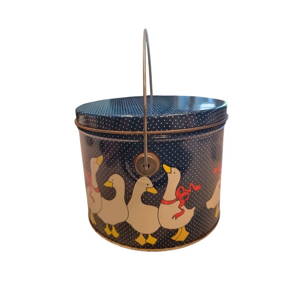 Vintage 1980s Goose Tin With Metal Handle Canister Geese Ducks Cottage - Picture 4 of 8